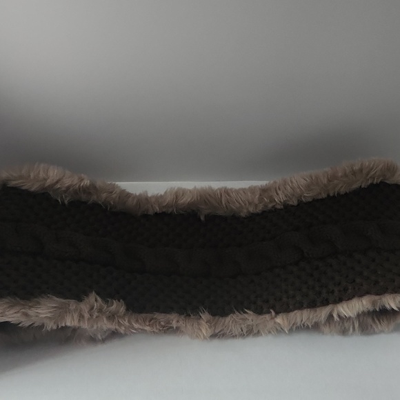 Knitted and Faux Fur Snood - Picture 12 of 12
